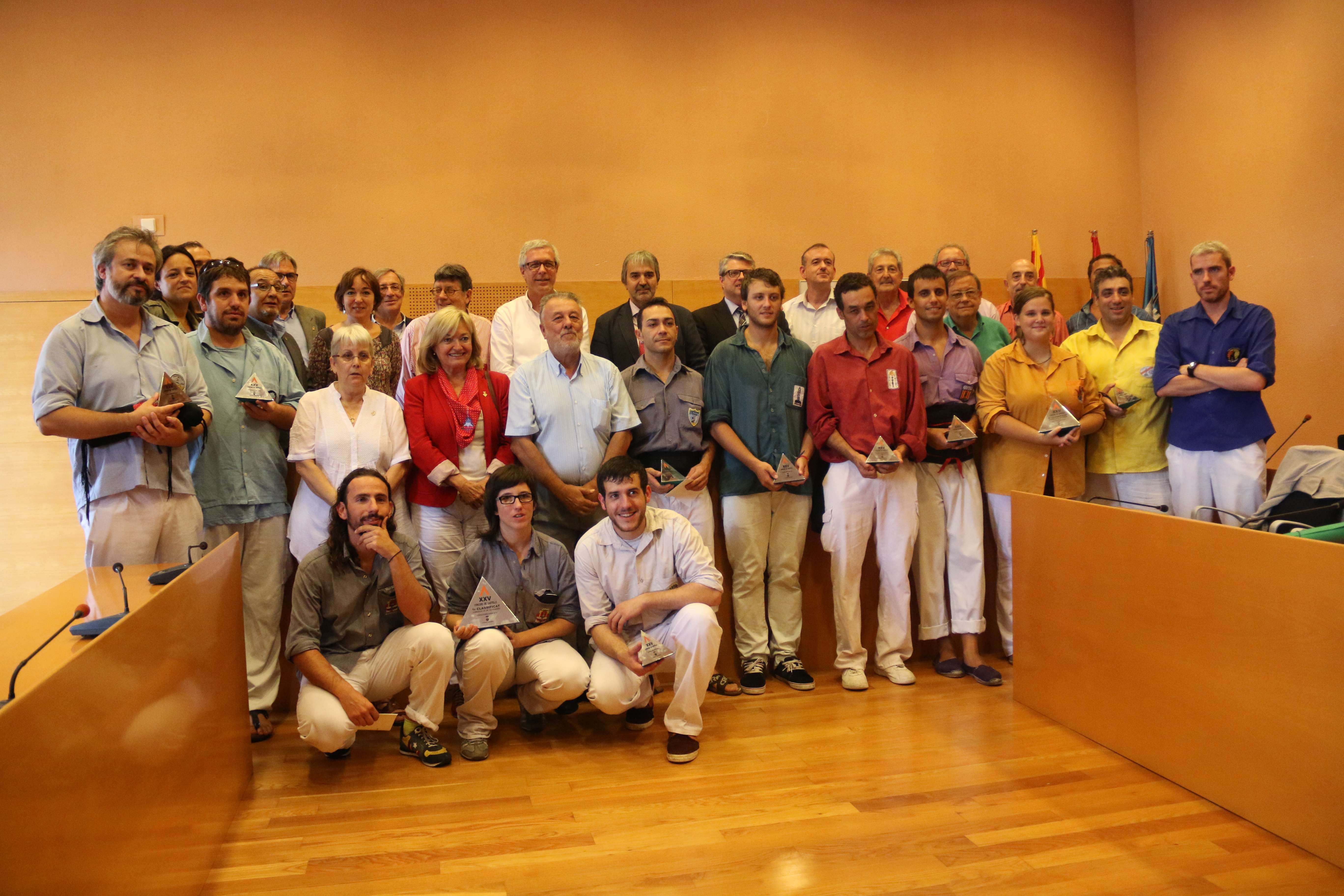 Foto de família de la 1a jornada del Concurs de Castells, després del lliurament de premis, al Saló de Plens de l'Ajuntament de Torredembarra
